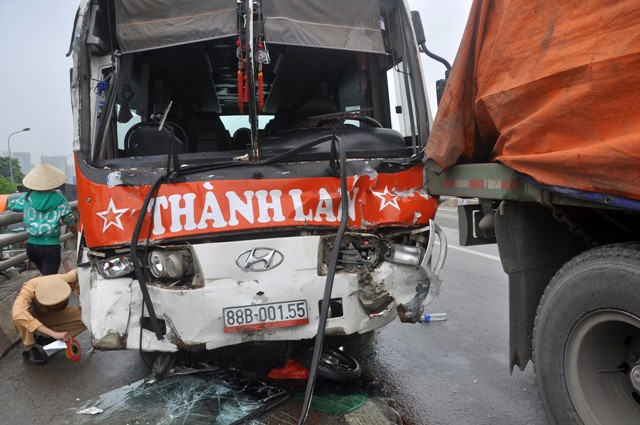 Chiếc xe khách mất lái đâm liên tiếp vào nhiều xe khác đã dừng lại khi đâm phải đuôi chiếc container đi phía trước. Chiếc xe khách còn nuốt chửng chiếc xe đạp điện đi cùng sau khi va chạm.