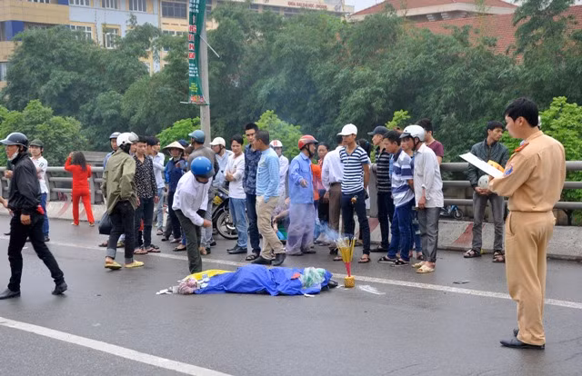 Nam thanh niên điều khiển xe đạp điện đã tử vong tại chỗ, người nhà nạn nhân đã có mặt tại hiện trường.