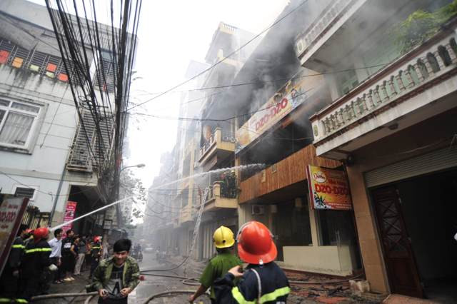 Hiện trường vụ cháy nhà hàng thịt thú rừng, lực lượng PCCC đang nỗ lực chữa cháy. Hiện trường vụ cháy nhà hàng thịt thú rừng, lực lượng PCCC đang nỗ lực chữa cháy.
