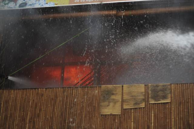 Ngọn lửa xuất hiện từ tầng 3 và nhanh chóng lan đến các tầng tiếp theo. Ngọn lửa xuất hiện từ tầng 3 và nhanh chóng lan đến các tầng tiếp theo.