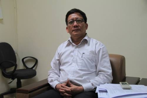 Ông Thống trao đổi với phóng viên về bệnh sởi.