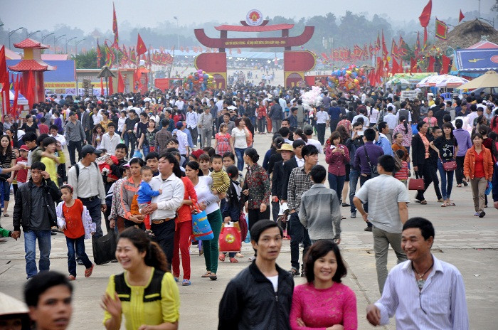 Lễ hội Đền Hùng – Giỗ Tổ Hùng Vương 2014 được tổ chức trong năm ngày, từ ngày 5 đến 9/4 (tức từ ngày 6 đến 10/3 âm lịch), thu hút hàng triệu người dân và khách du lịch. Lễ hội Đền Hùng – Giỗ Tổ Hùng Vương 2014 được tổ chức trong năm ngày, từ ngày 5 đến 9/4 (tức từ ngày 6 đến 10/3 âm lịch), thu hút hàng triệu người dân và khách du lịch.