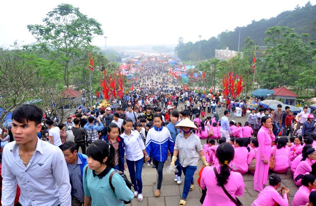 “Dù ai đi ngược về xuôi/ Nhớ ngày dỗ tổ mùng mười tháng ba”.