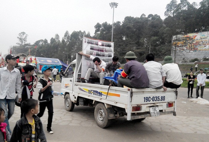 Ban tổ chức kiên quyết xử lý các cơ sở bán hàng rong không đúng quy định tại lễ hội. Ban tổ chức kiên quyết xử lý các cơ sở bán hàng rong không đúng quy định tại lễ hội.
