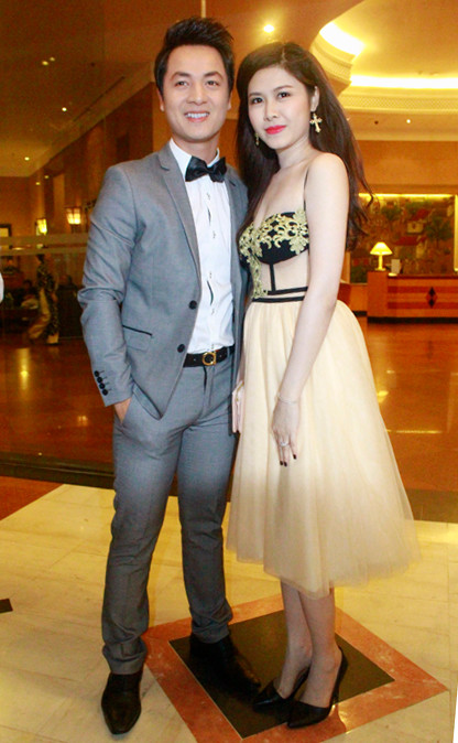 Vợ chồng Đăng Khôi - Thủy Anh tình tứ tới dự đám cưới Tuấn Hưng