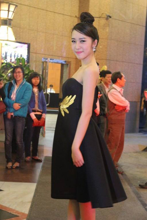 Emily cũng quyến rũ không kém khi diện chiếc váy cúp ngực màu đen