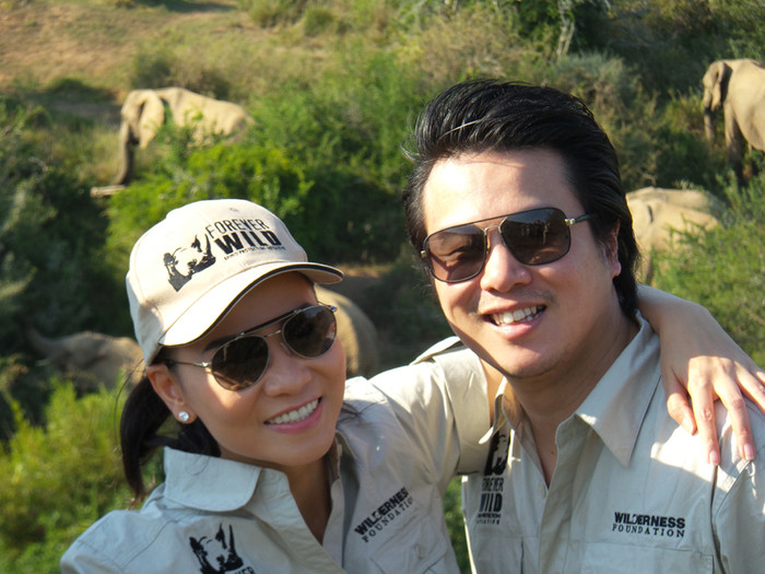 2 nghệ sỹ vui vẻ khi tham gia vào công việc có ích 2 nghệ sỹ vui vẻ khi tham gia vào công việc có ích