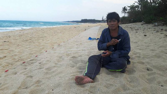 Ngư dân vùng biển lo bị "cách ly" với biển vì phải di chuyển để nhường đất cho dự án FLC. Ảnh: TT Ngư dân vùng biển lo bị "cách ly" với biển vì phải di chuyển để nhường đất cho dự án FLC. Ảnh: TT