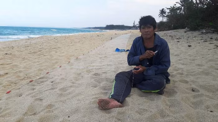 Ngư dân vùng biển lo bị "cách ly" với biển vì phải di chuyển để nhường đất cho dự án FLC. Ảnh: TT Ngư dân vùng biển lo bị "cách ly" với biển vì phải di chuyển để nhường đất cho dự án FLC. Ảnh: TT