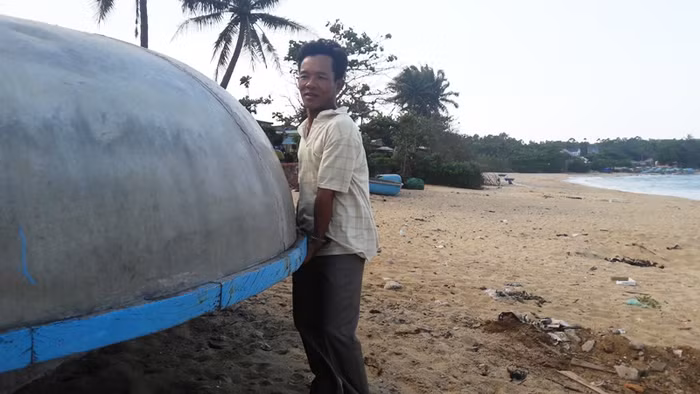 "Nếu cứ 8Km mới mở một lối xuống biển thì ngư dân xứ này sẽ phải bỏ nghề cả". Đó là khẳng định của ngư dân Lê Văn Điềm (thôn An Cường, xã Bình Hải) khi nghe phong phanh dự án sẽ rào kín đường bờ biển. Bởi theo anh Điềm thì ngư dân không thể mang theo thuyền, thúng, ngư lưới cụ đi một quãng đường xa như vậy để xuống biển.