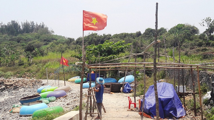 Người dân đang xây dựng các công trình phục vụ du lịch tại khu vực Gành Yến.