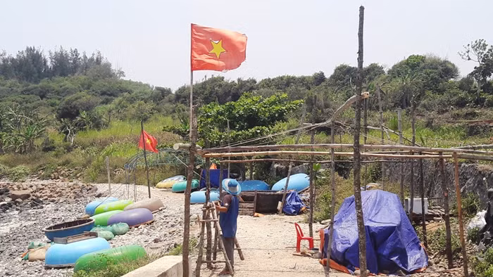 Người dân đang xây dựng các công trình phục vụ du lịch tại khu vực Gành Yến.