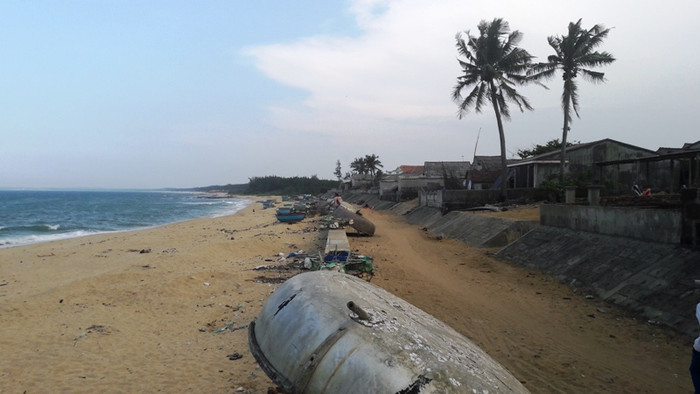 Người dân làng biển xây nhà dựng cửa ngay trước biển. Cuộc sống quanh năm gắn liền với biển cả nên khi nghe tin về &quot;đại dự án&quot; về làng, họ không khỏi phập phòng lo lắng.
