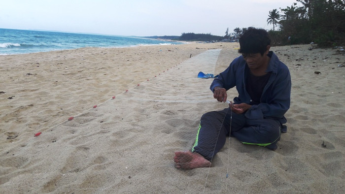 Dù chưa có thông báo chính thức từ phía chính quyền về dự án của Tập đoàn FLC nhưng nhiều ngư dân xứ biển đã phập phòng lo lắng. Họ lo sợ viễn cảnh phải đến những khu tái định cư xa biển và phải từ bỏ nghề biển có truyền thống từ bao đời nay.