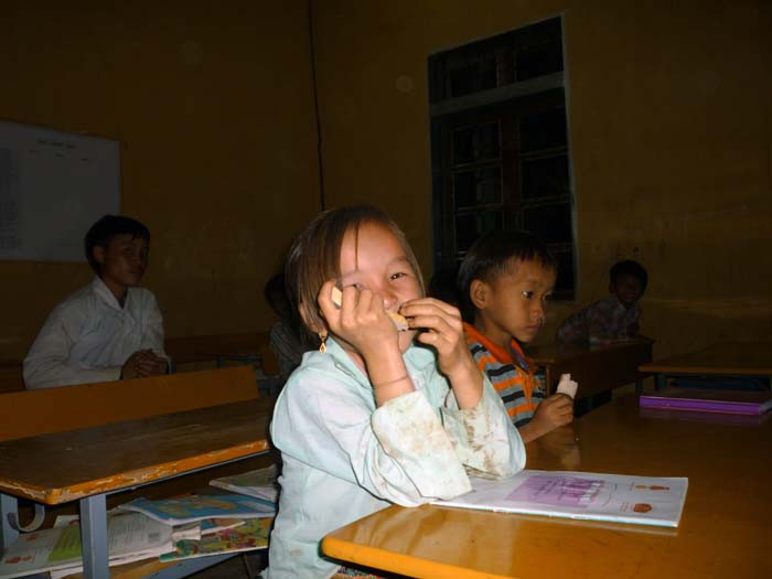 Nhận những miếng giò, miếng chả được đoàn từ thiện báo Giáo dục Việt Nam mang từ Hà Nội lên, những em bé này thích lắm! Các em ngồi ngoan ngoãn trong phòng học, ăn từng ít một vì sợ ăn không dám ăn nhanh sẽ nhanh hết Nhận những miếng giò, miếng chả được đoàn từ thiện báo Giáo dục Việt Nam mang từ Hà Nội lên, những em bé này thích lắm! Các em ngồi ngoan ngoãn trong phòng học, ăn từng ít một vì sợ ăn không dám ăn nhanh sẽ nhanh hết