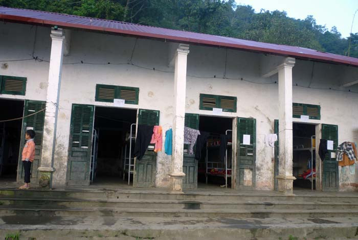 Thế nhưng, cuộc sống ở khu nhà bán trú mới là điều đáng nói. (Ảnh Thu Hòe) Thế nhưng, cuộc sống ở khu nhà bán trú mới là điều đáng nói. (Ảnh Thu Hòe)