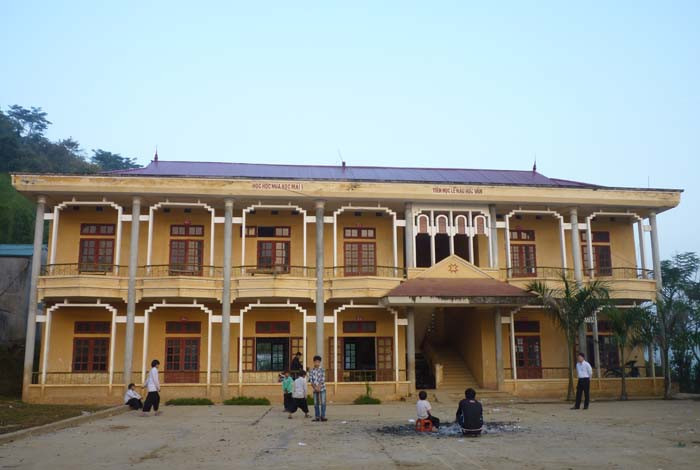 Nhờ có Chương trình 135 của Chính phủ mà thầy, trò trường TH, THCS xã Kim Bon (Phù Yên – Sơn La) có được những ngôi trường 2 tầng rộng rãi, khang trang. Thế nhưng ít ai biết đến vẫn còn có quá nhiều những góc khuất khiến người ta phải trăn trở, đau lòng (Ảnh Thu Hòe) Nhờ có Chương trình 135 của Chính phủ mà thầy, trò trường TH, THCS xã Kim Bon (Phù Yên – Sơn La) có được những ngôi trường 2 tầng rộng rãi, khang trang. Thế nhưng ít ai biết đến vẫn còn có quá nhiều những góc khuất khiến người ta phải trăn trở, đau lòng (Ảnh Thu Hòe)