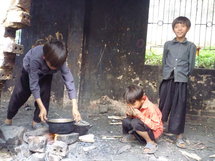 Học sinh bán trú Kim Bon nấu cơm tối Học sinh bán trú Kim Bon nấu cơm tối
