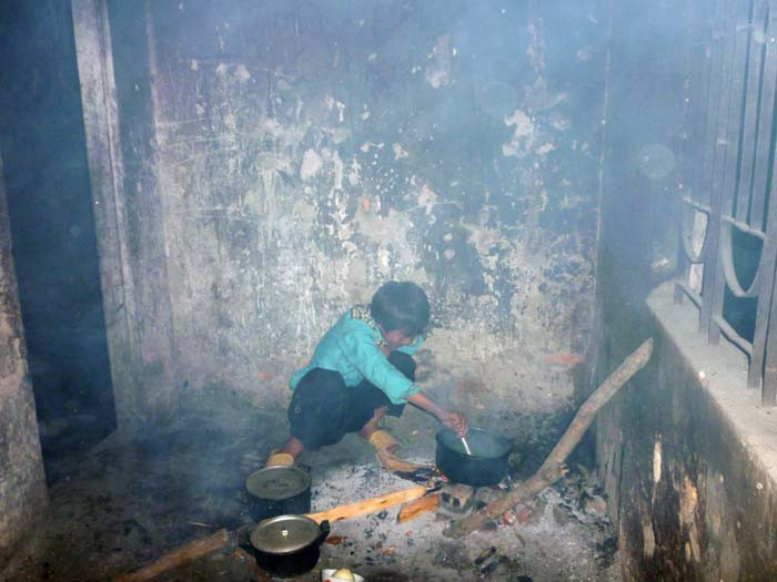 "Khói làm chúng cháu bị đau mắt quanh năm...". (Ảnh Thu Hòe) "Khói làm chúng cháu bị đau mắt quanh năm...". (Ảnh Thu Hòe)