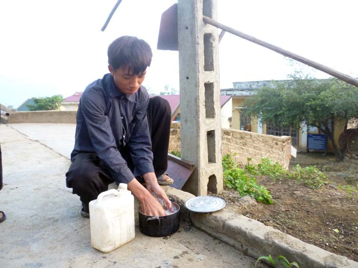 Giữa chốn núi rừng Tây Bắc bạt ngàn, heo hút, nguồn nước cũng trở nên thật hiếm hoi. Học sinh bán trú phải đi bộ ra suối lấy nước và tích trữ vào những can nhỏ như thế này mới có nước nấu cơm. Giữa chốn núi rừng Tây Bắc bạt ngàn, heo hút, nguồn nước cũng trở nên thật hiếm hoi. Học sinh bán trú phải đi bộ ra suối lấy nước và tích trữ vào những can nhỏ như thế này mới có nước nấu cơm.