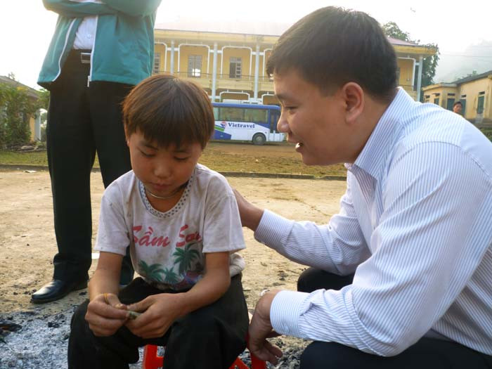 Nhận 100 nghìn đồng từ nhà báo Nguyễn Tiến Bình, Thắng hứa sẽ cố gắng học giỏi để sau này trở thành thầy giáo, bác sỹ Nhận 100 nghìn đồng từ nhà báo Nguyễn Tiến Bình, Thắng hứa sẽ cố gắng học giỏi để sau này trở thành thầy giáo, bác sỹ