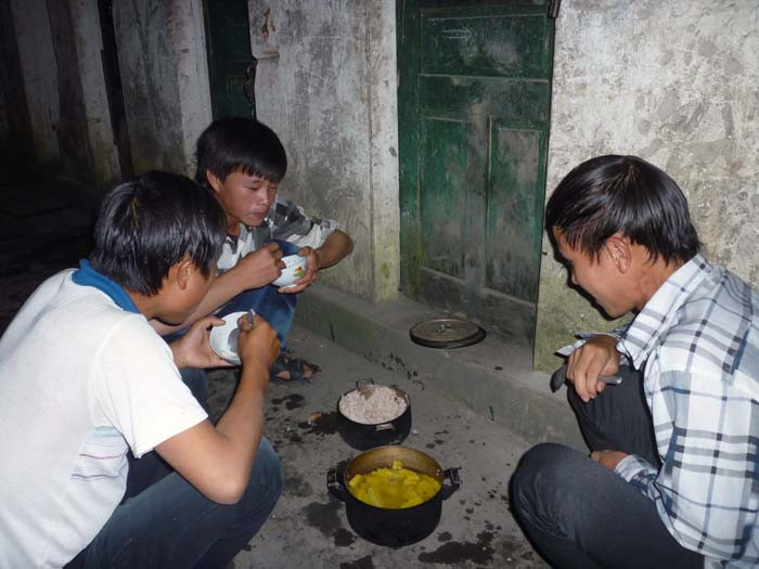 Bữa cơm chỉ có cơm trắng với canh bí ngô đỏ nấu bằng nước suối và muối nhưng học sinh bán trú Kim Bon vẫn thấy ngon lắm Bữa cơm chỉ có cơm trắng với canh bí ngô đỏ nấu bằng nước suối và muối nhưng học sinh bán trú Kim Bon vẫn thấy ngon lắm