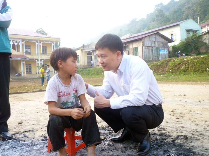 Không có áo ấm, Lò Văn Thành, lớp 4A từ sáng sớm đã ra ngồi sưởi ấm bên cạnh tàn đóng lửa đốt từ đêm hôm trước và tìm những củ khoai nướng còn sót lại để ăn sáng Không có áo ấm, Lò Văn Thành, lớp 4A từ sáng sớm đã ra ngồi sưởi ấm bên cạnh tàn đóng lửa đốt từ đêm hôm trước và tìm những củ khoai nướng còn sót lại để ăn sáng
