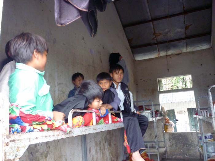 Mùa này trời về đêm ở Kim Bon lạnh như cắt da thịt, không đú áo ấm, không đủ chăn bông, không đủ giường để nằm ngủ nên không phân biệt nam nữ, lớn nhỏ, tối nào các em cùng phải ôm nhau ngủ trên 1 chiếc giường cho ấm. (Ảnh Thu Hòe) Mùa này trời về đêm ở Kim Bon lạnh như cắt da thịt, không đú áo ấm, không đủ chăn bông, không đủ giường để nằm ngủ nên không phân biệt nam nữ, lớn nhỏ, tối nào các em cùng phải ôm nhau ngủ trên 1 chiếc giường cho ấm. (Ảnh Thu Hòe)