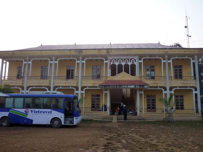 Những năm gần đây, thầy, trò Kim Bon đã đỡ vất vả khi được dạy và học trong một ngôi trường được xây dựng kiên cố. (Ảnh Thu Hòe) Những năm gần đây, thầy, trò Kim Bon đã đỡ vất vả khi được dạy và học trong một ngôi trường được xây dựng kiên cố. (Ảnh Thu Hòe)