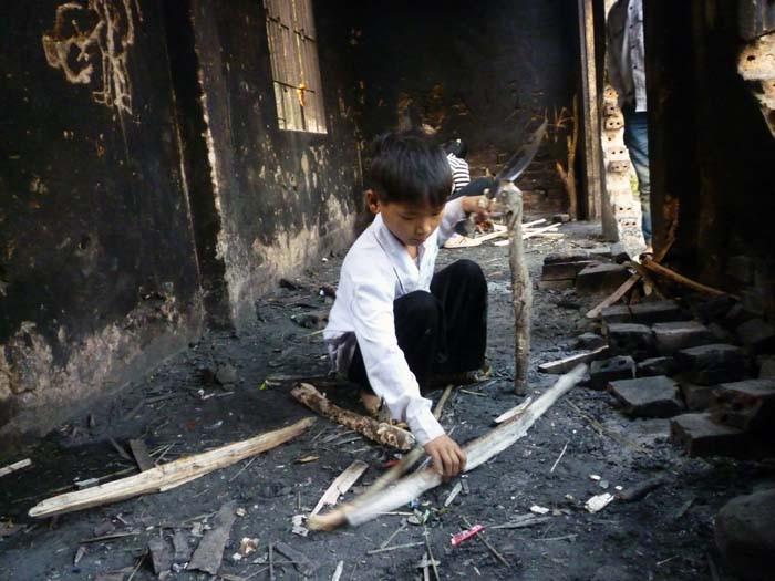 Cuộc sống bán trú xa nhà, sớm rời xa sự chăm sóc của bố mẹ đã sớm dạy cho học sinh Kim Bon tính tự lập ngay từ nhỏ. Mới học lớp 2, nhưng Đặng Văn Sinh đã biết lên rừng lấy củi, trẻ củi nấu cơm. Cuộc sống bán trú xa nhà, sớm rời xa sự chăm sóc của bố mẹ đã sớm dạy cho học sinh Kim Bon tính tự lập ngay từ nhỏ. Mới học lớp 2, nhưng Đặng Văn Sinh đã biết lên rừng lấy củi, trẻ củi nấu cơm.