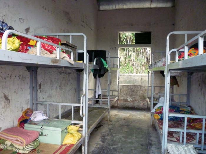 Căn phòng này có 12 giường nhưng 3 cái đã hư hỏng chưa được tu sửa, 16 em nhỏ phải chen chúc ngủ trên 9 chiếc giường đơn bé nhỏ. (Ảnh Thu Hòe) Căn phòng này có 12 giường nhưng 3 cái đã hư hỏng chưa được tu sửa, 16 em nhỏ phải chen chúc ngủ trên 9 chiếc giường đơn bé nhỏ. (Ảnh Thu Hòe)