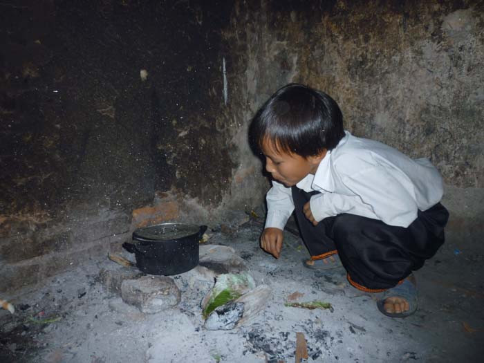 "Cháu chỉ mong có cơm và rau rừng ăn là tốt lắm rồi", Đặng Văn Phi, lớp 3 A1. (Ảnh Thu Hòe) "Cháu chỉ mong có cơm và rau rừng ăn là tốt lắm rồi", Đặng Văn Phi, lớp 3 A1. (Ảnh Thu Hòe)