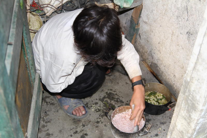 Em này cho biết, em nấu ăn một mình. Nồi cơm nấu từ sáng hôm qua ăn đến sáng hôm sau chưa hết Em này cho biết, em nấu ăn một mình. Nồi cơm nấu từ sáng hôm qua ăn đến sáng hôm sau chưa hết