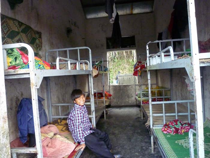 Phòng học có mỗi 1 cái bóng điện 25 KW, buổi tối lại mất điện liên tục nên các em học sinh bán trú ở đây không có điện để học bài. Các em cũng không đủ tiền mua nến, mua dầu để thắp đèn lấy ánh sáng học bài. (Ảnh Thu Hòe) Phòng học có mỗi 1 cái bóng điện 25 KW, buổi tối lại mất điện liên tục nên các em học sinh bán trú ở đây không có điện để học bài. Các em cũng không đủ tiền mua nến, mua dầu để thắp đèn lấy ánh sáng học bài. (Ảnh Thu Hòe)