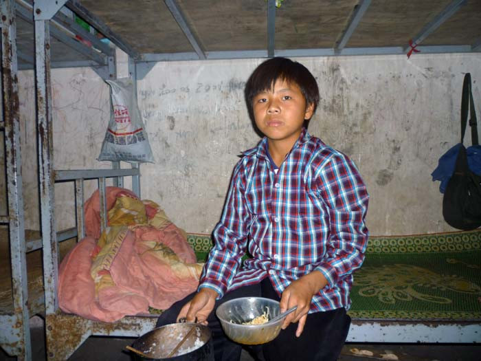“Mai cháu không mua mỳ tôm nữa vì hết tiền rồi. Mai cháu phải lên rừng tìm hái rau dớn về luộc chấm muối ăn. Chiều được nghỉ học sớm sẽ cùng các bạn đi bắt chuột và bẫy chim về sào ăn… Cháu muốn được ăn cơm với thịt lắm! Lâu lắm rồi cháu chưa được ăn thịt…”. “Mai cháu không mua mỳ tôm nữa vì hết tiền rồi. Mai cháu phải lên rừng tìm hái rau dớn về luộc chấm muối ăn. Chiều được nghỉ học sớm sẽ cùng các bạn đi bắt chuột và bẫy chim về sào ăn… Cháu muốn được ăn cơm với thịt lắm! Lâu lắm rồi cháu chưa được ăn thịt…”.