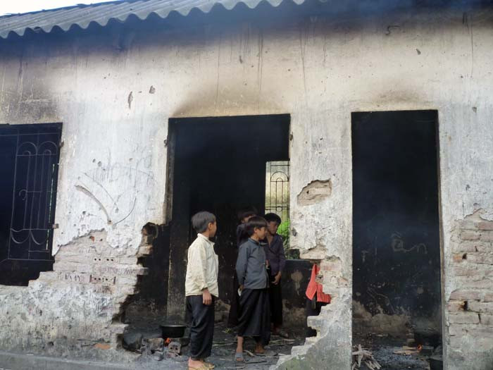 Khu bếp nấu ăn là căn nhà đổ nát. (Ảnh Thu Hòe) Khu bếp nấu ăn là căn nhà đổ nát. (Ảnh Thu Hòe)