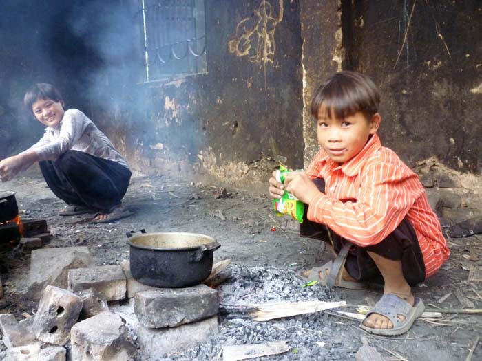 Vất vả là thế, nhưng có đồ để nấu ăn với các em là một niềm hạnh phúc, vui sướng đến tột cùng. (Ảnh Thu Hòe) Vất vả là thế, nhưng có đồ để nấu ăn với các em là một niềm hạnh phúc, vui sướng đến tột cùng. (Ảnh Thu Hòe)