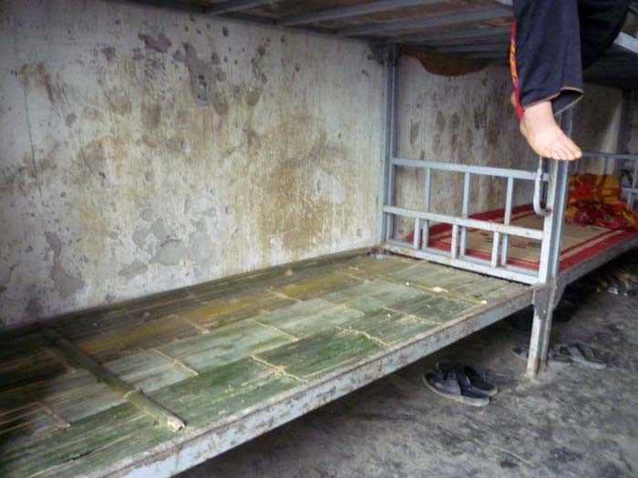 Hơn 1 nửa số giường ở 8 phòng này đã hư hỏng, xuống cấp không thể sử dụng được. (Ảnh Thu Hòe) Hơn 1 nửa số giường ở 8 phòng này đã hư hỏng, xuống cấp không thể sử dụng được. (Ảnh Thu Hòe)