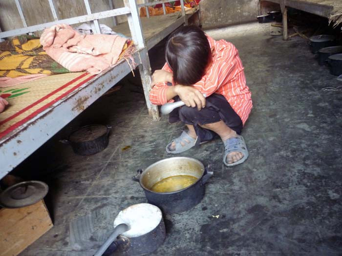 Cậu bé lớp 3 A2, bỗng cúi mặt òa óc khi phóng viên hỏi về bữa ăn của cháu. “Cháu cũng muốn được ăn thịt, ăn trứng như các bạn thành phố… Nhưng bố cháu chỉ cho 20 nghìn để mua thức ăn thôi. Bố cháu không cho cháu nhiều tiền đâu…” Cậu bé lớp 3 A2, bỗng cúi mặt òa óc khi phóng viên hỏi về bữa ăn của cháu. “Cháu cũng muốn được ăn thịt, ăn trứng như các bạn thành phố… Nhưng bố cháu chỉ cho 20 nghìn để mua thức ăn thôi. Bố cháu không cho cháu nhiều tiền đâu…”