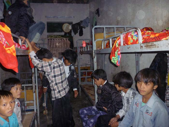 Cả thảy có hơn 200 học sinh ở bán trú tại điểm trường chính (gồm cả học sinh TH và THCS) nhưng chỉ có 8 phòng, các em phải ở chen chúc, chật chội 3 em chung 1 giường. (Ảnh Thu Hòe) Cả thảy có hơn 200 học sinh ở bán trú tại điểm trường chính (gồm cả học sinh TH và THCS) nhưng chỉ có 8 phòng, các em phải ở chen chúc, chật chội 3 em chung 1 giường. (Ảnh Thu Hòe)