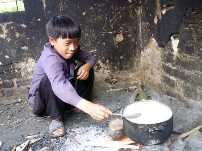 Có lên Kim Bon (Phù Yên – Sơn La), tận mắt chứng kiến bữa cơm của học sinh bán trú Kim Bon mới hình dung được hết cái nghèo khó, cái cao xa dượu vợi của mảnh đất Tây Bắc Này. Hành trình học chữ của những em nhỏ nơi đây vốn đã gian nan bởi tầm nhận thức còn non kém của các bậc phụ huynh nay lại càng gian nan, khó nhọc hơn với sự khó khăn, khắc nghiệt của điều kiện sống. Có lên Kim Bon (Phù Yên – Sơn La), tận mắt chứng kiến bữa cơm của học sinh bán trú Kim Bon mới hình dung được hết cái nghèo khó, cái cao xa dượu vợi của mảnh đất Tây Bắc Này. Hành trình học chữ của những em nhỏ nơi đây vốn đã gian nan bởi tầm nhận thức còn non kém của các bậc phụ huynh nay lại càng gian nan, khó nhọc hơn với sự khó khăn, khắc nghiệt của điều kiện sống.