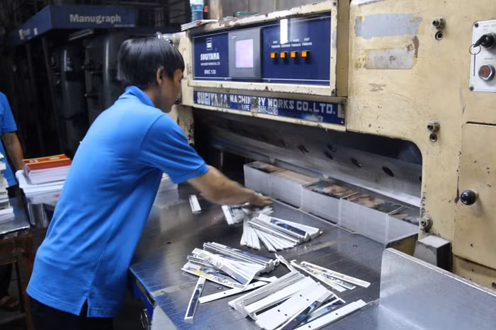 Cơ quan chức năng tiêu hủy các xuất bản phẩm vi phạm chủ quyền Việt Nam.