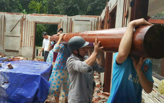 Nhiều khối gỗ lớn được sử dụng để xây biệt phủ đã được di chuyển đến nơi khác.