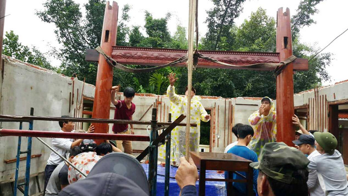 Ông Quang đã huy động nhiều thợ và công nhân để phá dỡ biệt phủ.