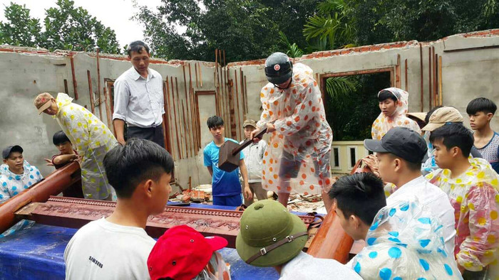 Việc tháo dỡ gặp nhiều khó khăn do thời tiết không thuận lợi.