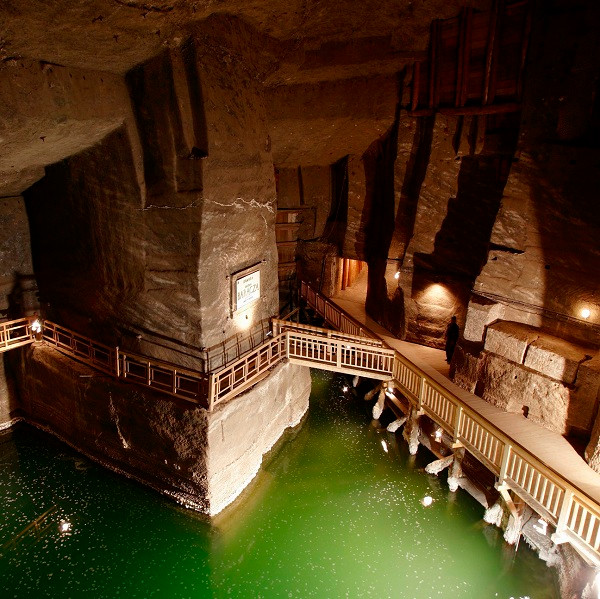 Mỏ muối Wieliczka có độ dài lên tới 300km, nơi sâu nhất cách mặt đất 300m, ngoằn ngoèo như một mê cung với khoảng 3,5km được khai thác để phục vụ du lịch.