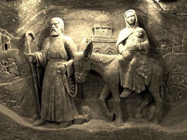 Trải rộng trong lòng mỏ là các phòng triển lãm với các tác phẩm nghệ thuật và những bức tượng điêu khắc từ muối, kể cho người xem câu chuyện về một nền công nghiệp muối. Các bộ sưu tập lớn nhất về các công cụ, thiết bị khai thác minh chứng sự phát triển của công nghệ khai thác từ thời Trung cổ đến thời hiện đại.