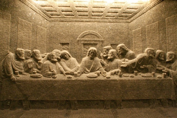 Ngoài bức tượng Đức mẹ cao 3m, ở đây còn có nhiều bức phù điêu, trong đó nổi bật là bức phỏng theo bức tranh "Bữa tiệc cuối cùng" của danh họa nổi tiếng Leonard de Vinci. Mỏ muối cổ xưa mang dáng dấp mê cung này đã tạo cảm hứng để dựng lại các cảnh mê cung trong tiểu thuyết lịch sử Pharaon, phát hành năm 1895 của Bolesław Prus.