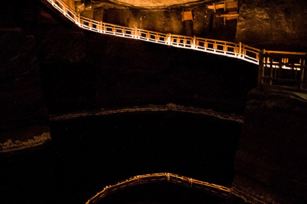 Đường xuống mỏ muối Wieliczka là những bậc thang gỗ sâu hun hút và những hành lang mang hơi ẩm của muối. Từ đây, hàng chục công trình điêu khắc như phòng trưng bày, thư viện, nhà thờ, nhà hàng, bưu điện... hiện ra trước mắt du khách.