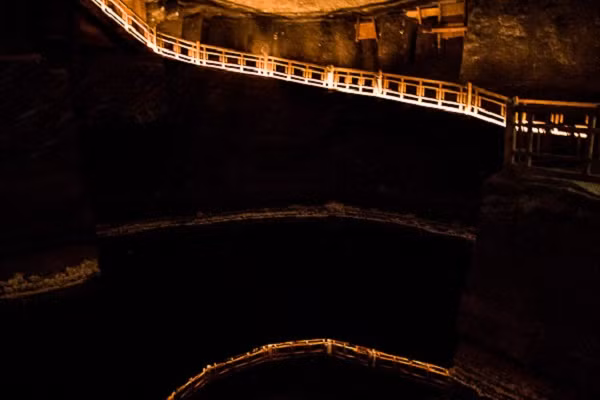 Đường xuống mỏ muối Wieliczka là những bậc thang gỗ sâu hun hút và những hành lang mang hơi ẩm của muối. Từ đây, hàng chục công trình điêu khắc như phòng trưng bày, thư viện, nhà thờ, nhà hàng, bưu điện... hiện ra trước mắt du khách.